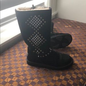 Black snow boots
